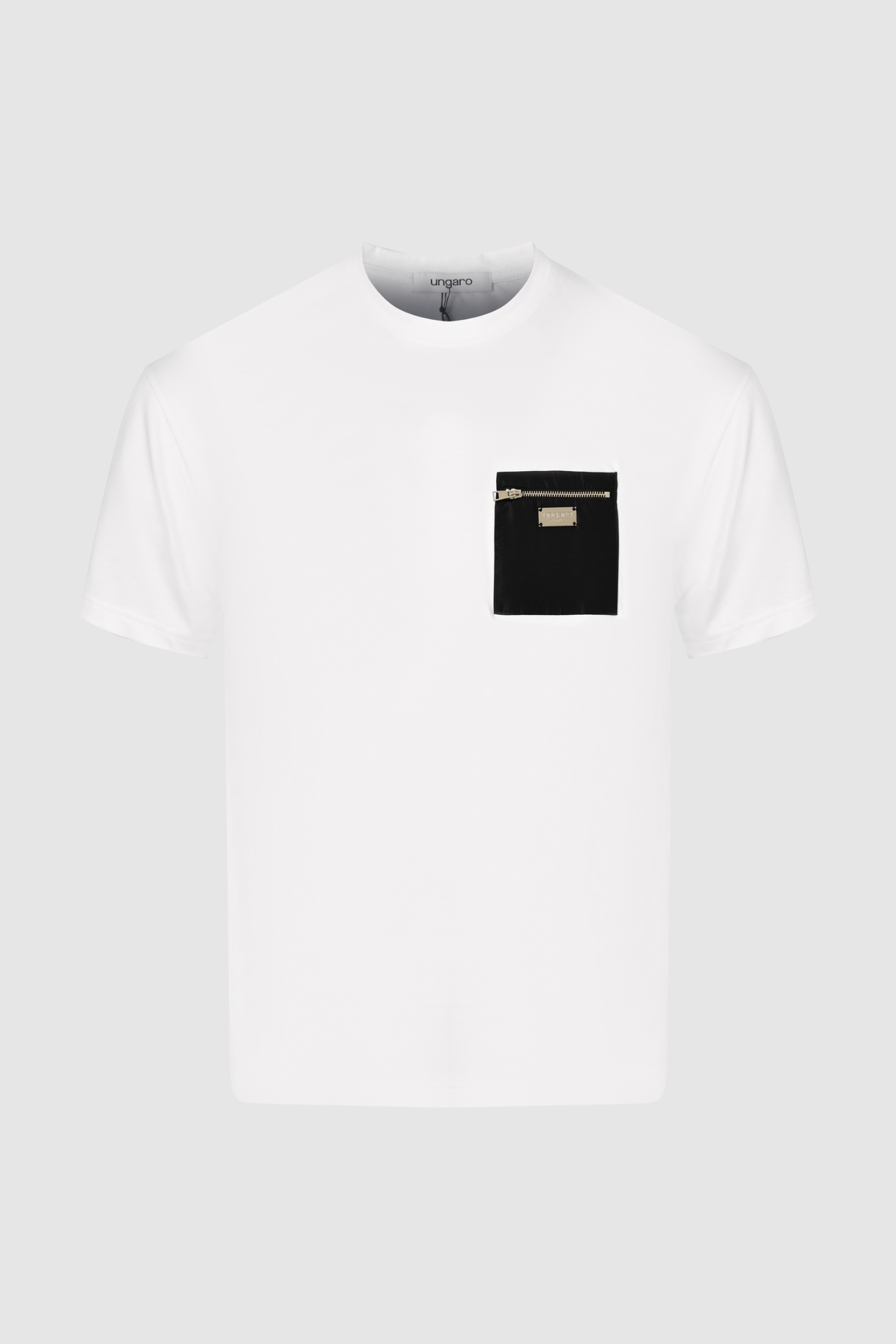 Ungaro biały T-shirt z kieszenią i metalową plakietką