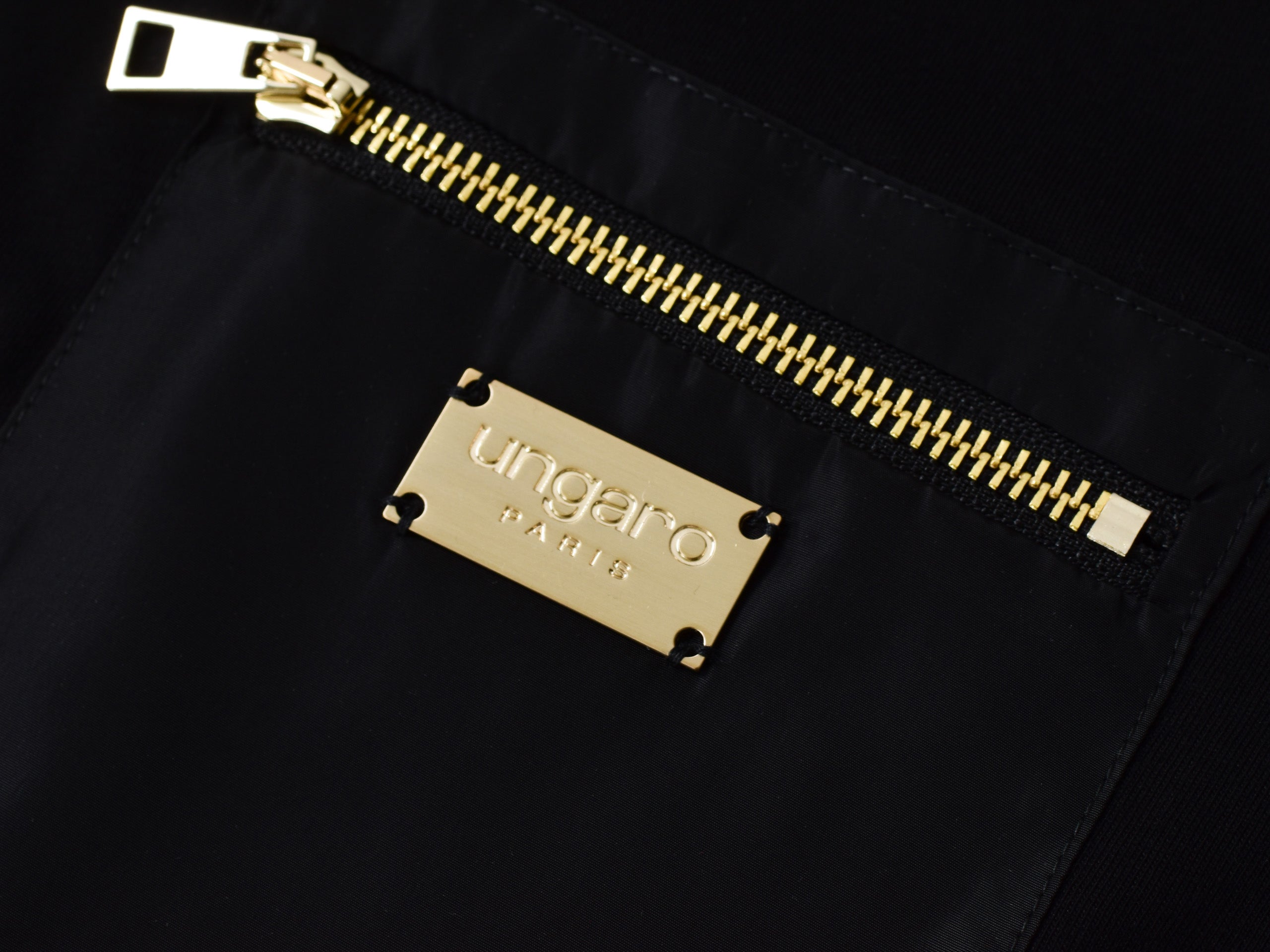 Ungaro czarny T-shirt z kieszenią i metalową plakietką