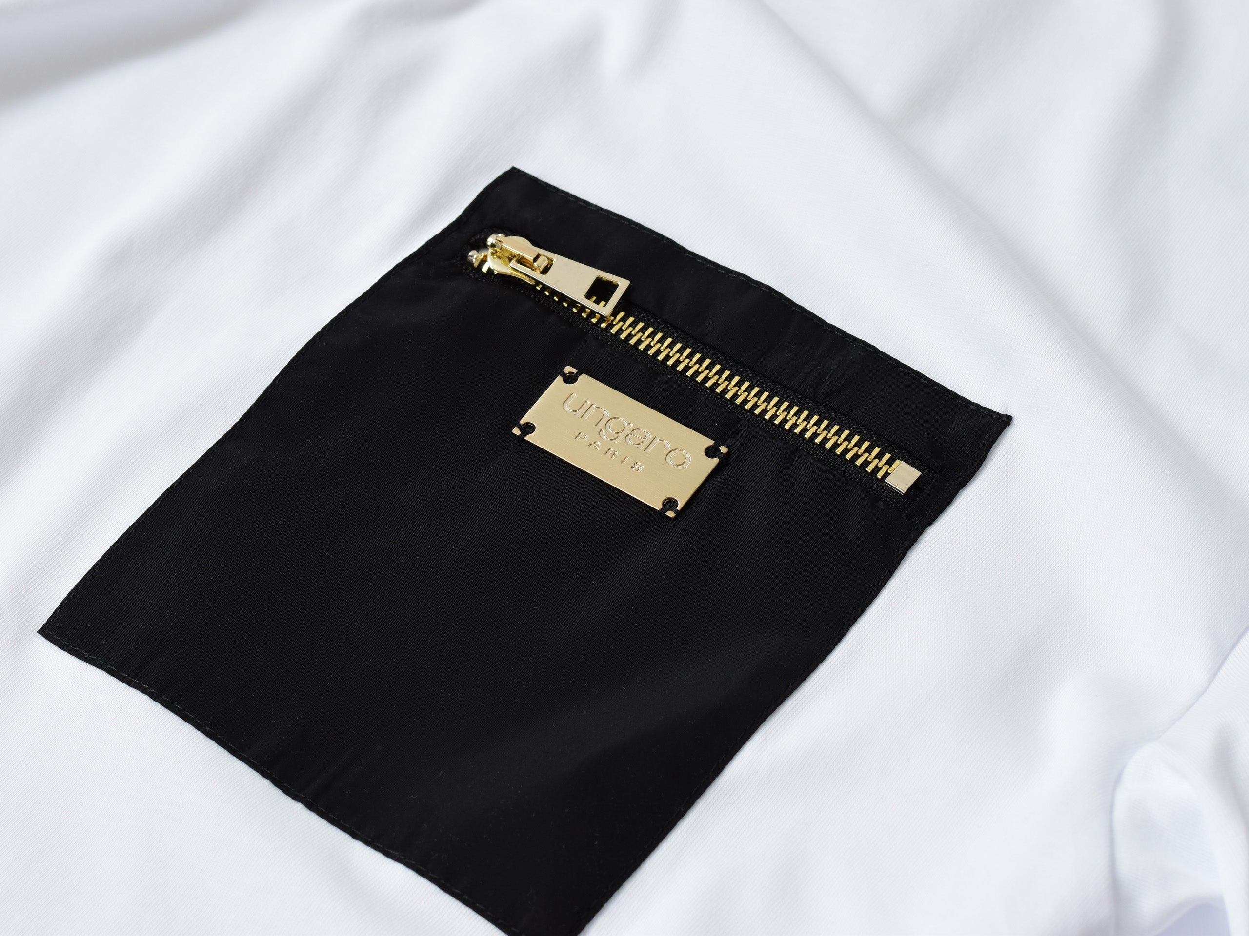 Ungaro biały T-shirt z kieszenią i metalową plakietką