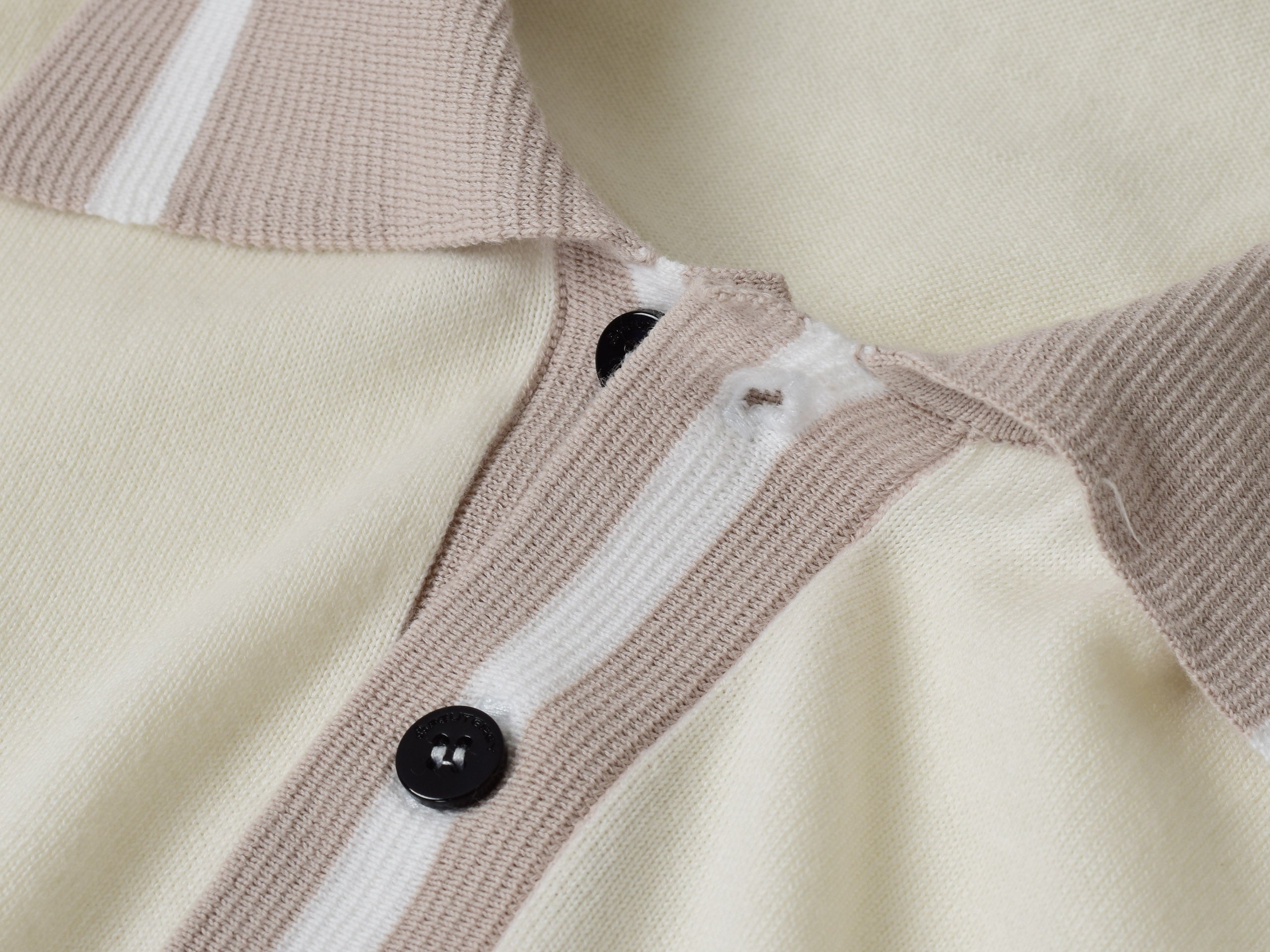 Peuterey kremowe polo z kontrastowymi detalami