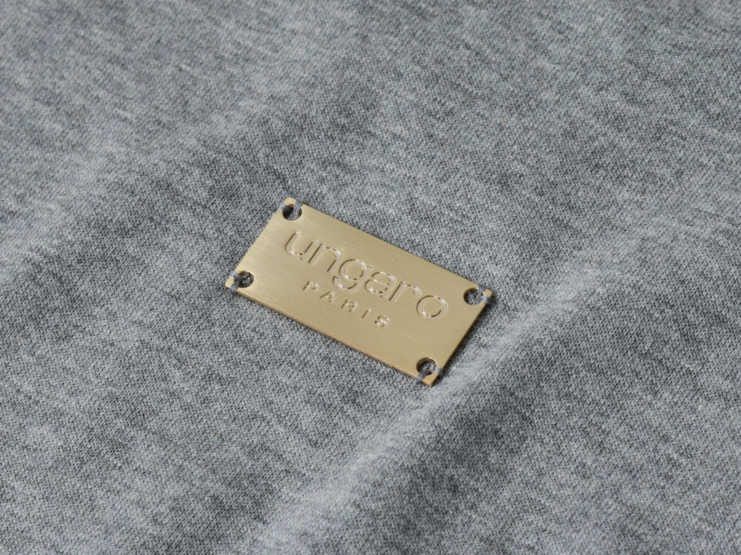 Ungaro szary T-shirt z metalową plakietką
