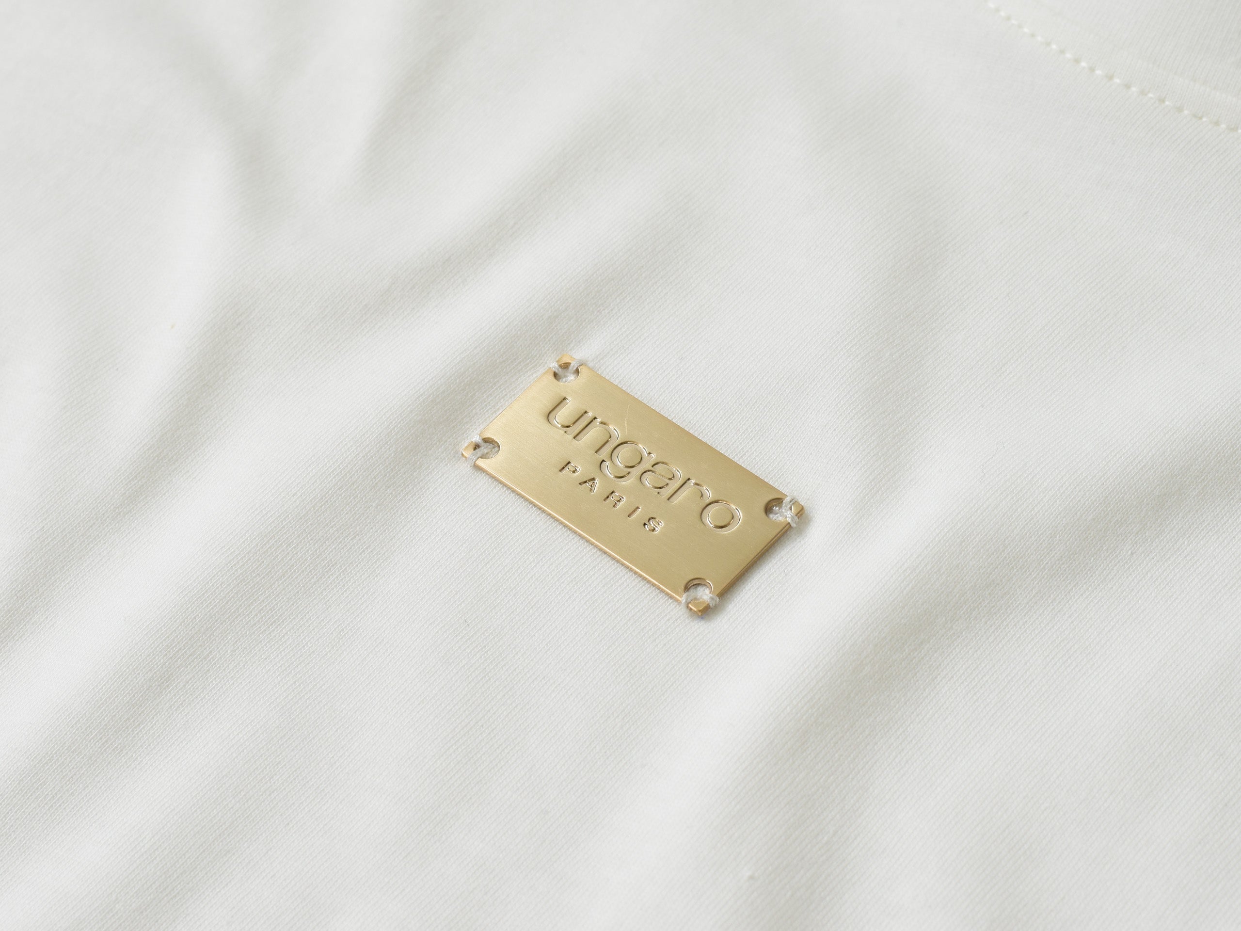 Ungaro biały T-shirt z metalową plakietką