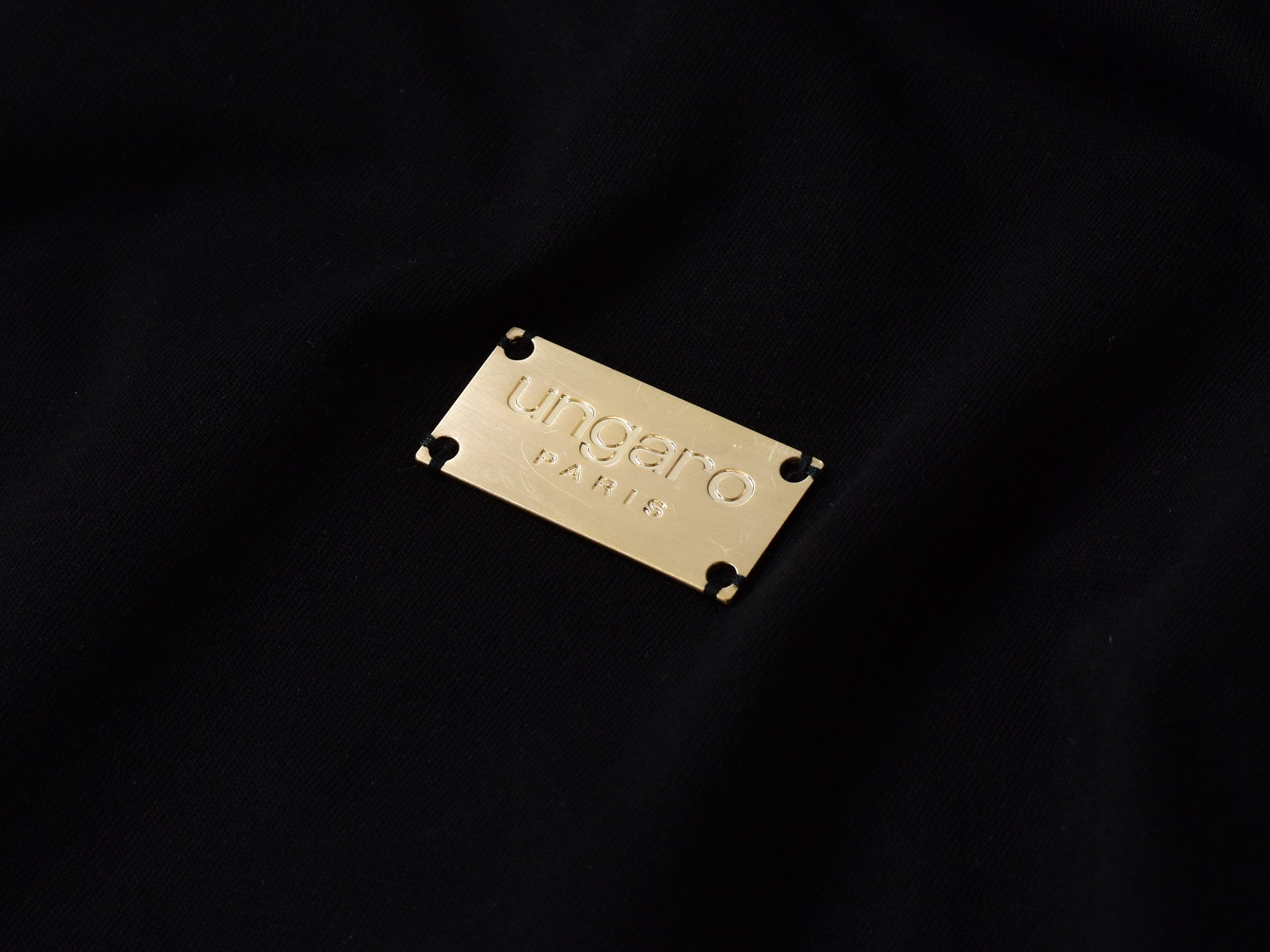 Ungaro czarny T-shirt z metalową plakietką