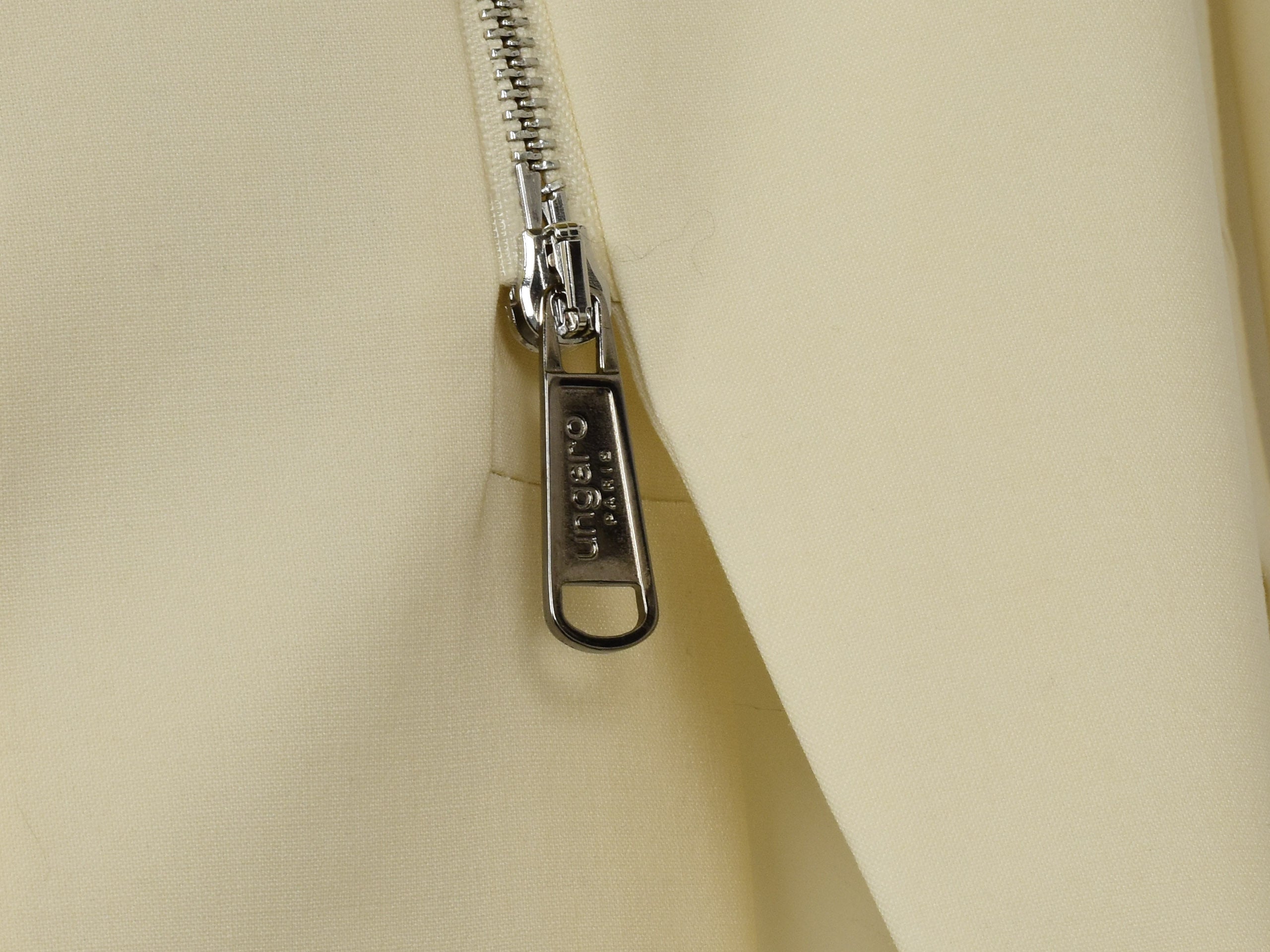 Ungaro kremowa marynarka z zapięciem na zamek