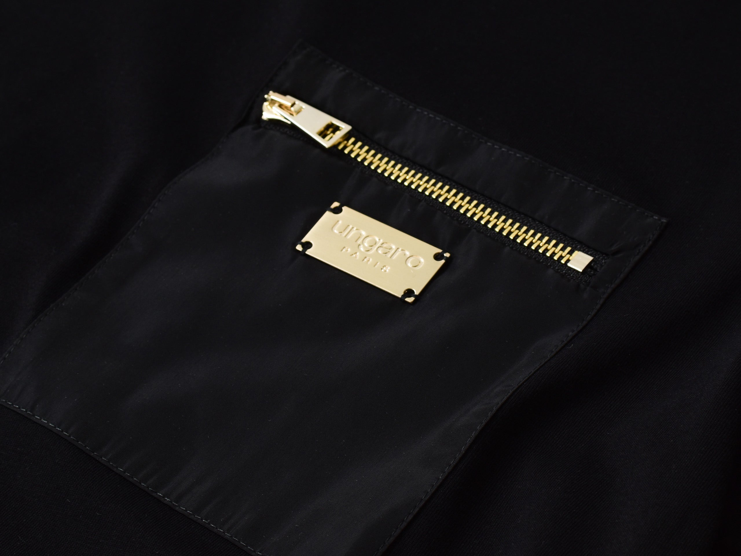 Ungaro czarny T-shirt z kieszenią i metalową plakietką